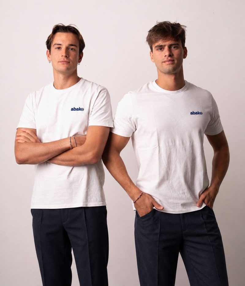 Federico Santi e Marco Sponticcia, co-founder di Abako, con la maglia Abako